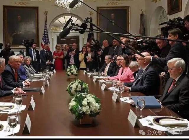 他被特朗普当众羞辱<strong></p>
<p>fil最新消息</strong>,全场都在哄笑