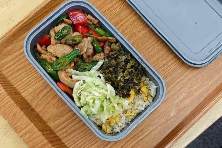 国铁成都局推出17元高铁盒饭：门店现炒<strong></p>
<p>hbar</strong>，送餐到座