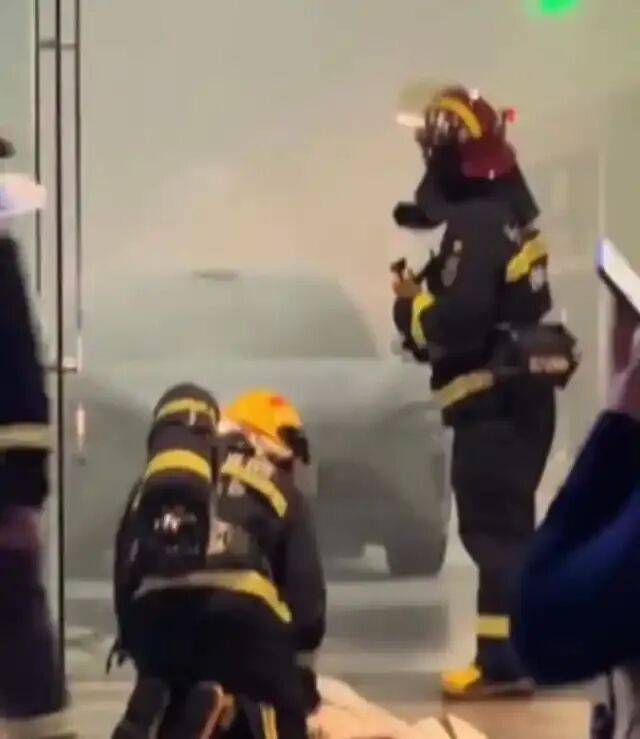 长沙“步步高梅溪新天地”商场一楼汽车展厅内发生火情<strong></p>
<p>uni</strong>？小米紧急辟谣；商场：是空调管道高温起火