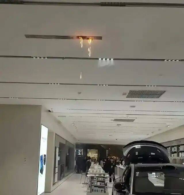 长沙“步步高梅溪新天地”商场一楼汽车展厅内发生火情<strong></p>
<p>uni</strong>？小米紧急辟谣；商场：是空调管道高温起火