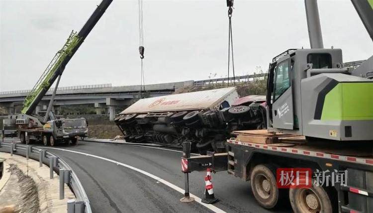 “扶正一下”收两万<strong></p>
<p>uni</strong>？天价救援费岂能强买强卖