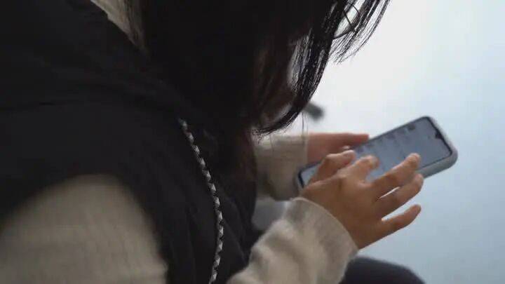 扬州一女子刷短视频惹祸：偷偷去银行取了6万现金<strong></p>
<p>uni币</strong>，结果……