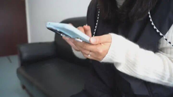 扬州一女子刷短视频惹祸：偷偷去银行取了6万现金<strong></p>
<p>uni币</strong>，结果……