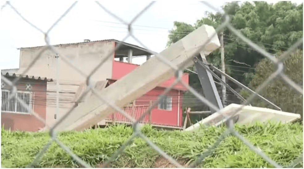 巴西17岁少年在朋友面前秀扣篮<strong></p>
<p>uni币</strong>，下一秒篮架倒塌被砸头身亡