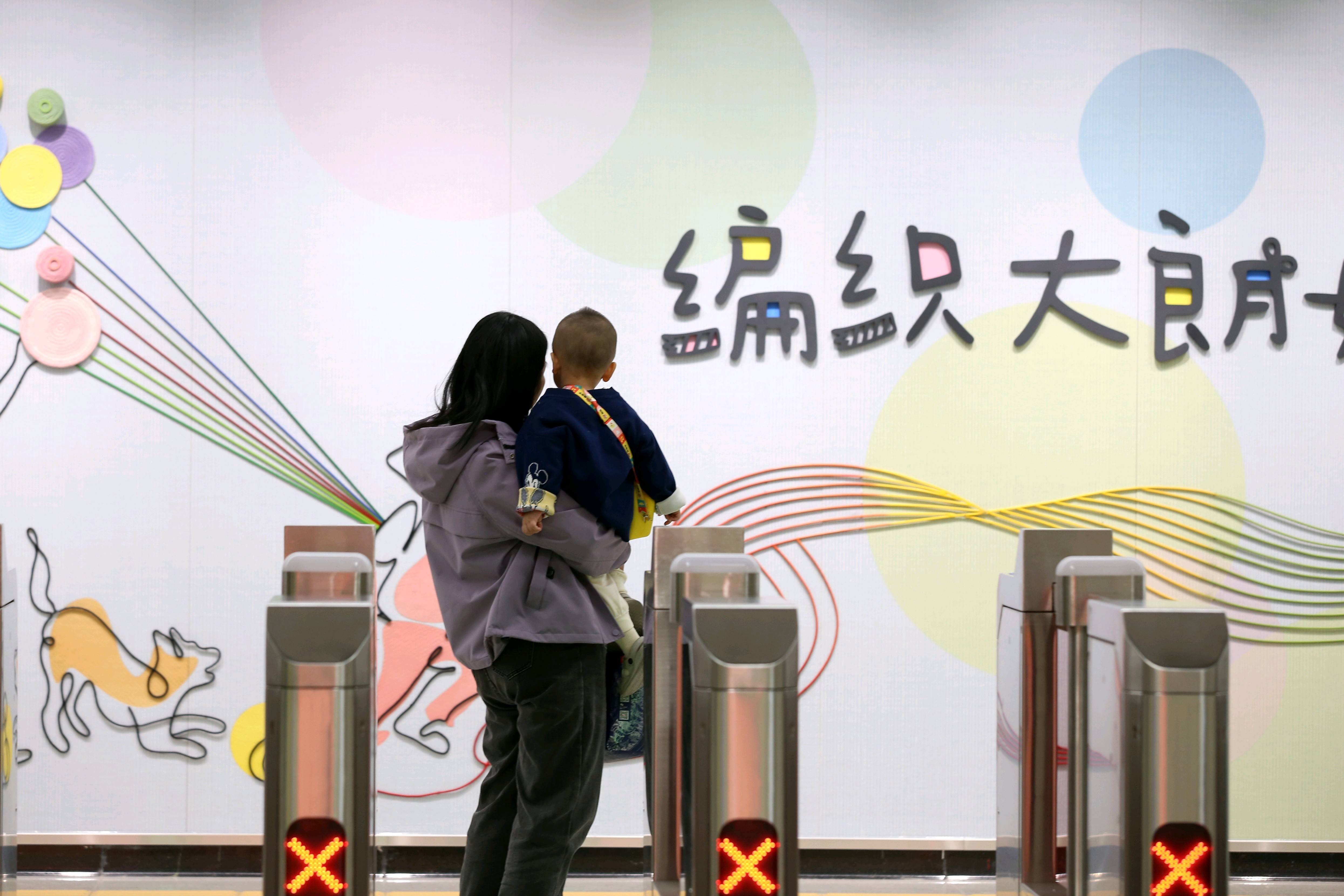 东莞地铁1号线试乘首日<strong></p>
<p>vet</strong>，大朗4站“沸腾”了