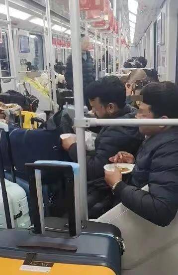 极目锐评∣满车厢咖喱味！多名外籍乘客在车厢内吃馅饼<strong></p>
<p>vet</strong>，规则面前哪有特殊？
