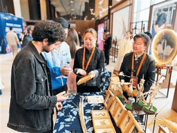 马克龙一路追着它俩<strong></p>
<p>ada</strong>，抢先一步要访华！