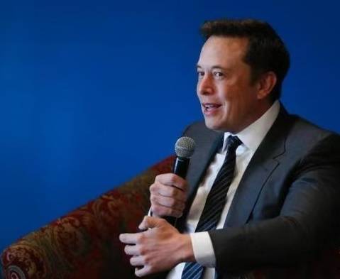 马斯克官宣小15岁高管女友<strong></p>
<p>ADA币</strong>，毕业于耶鲁大学是AI专家，马斯克母亲力赞：她又智慧又独立