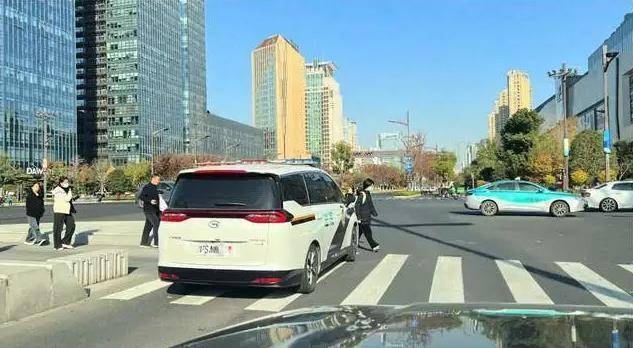 河南警车在杭州闯红灯，是否在执行紧急公务应当说清楚