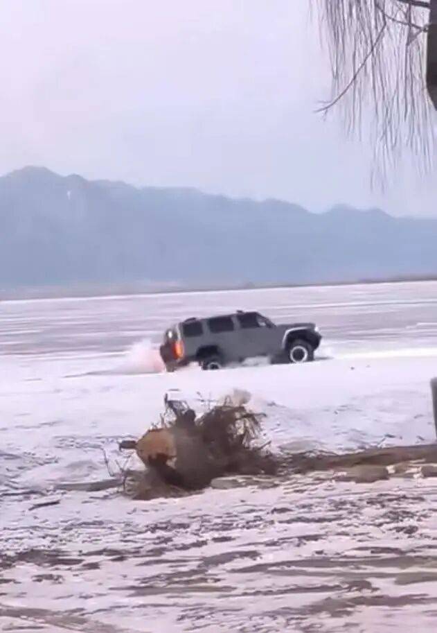 河北一越野车在水库冰面练漂移<strong></p>
<p>bitget官网地址</strong>，冰层突然破裂，车轮落水被冻6小时，找来吊车深夜将车吊出