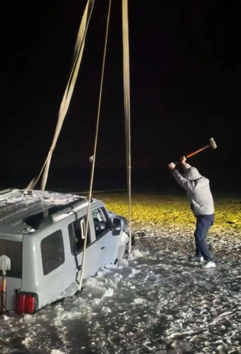 河北一越野车在水库冰面练漂移<strong></p>
<p>bitget官网地址</strong>，冰层突然破裂，车轮落水被冻6小时，找来吊车深夜将车吊出