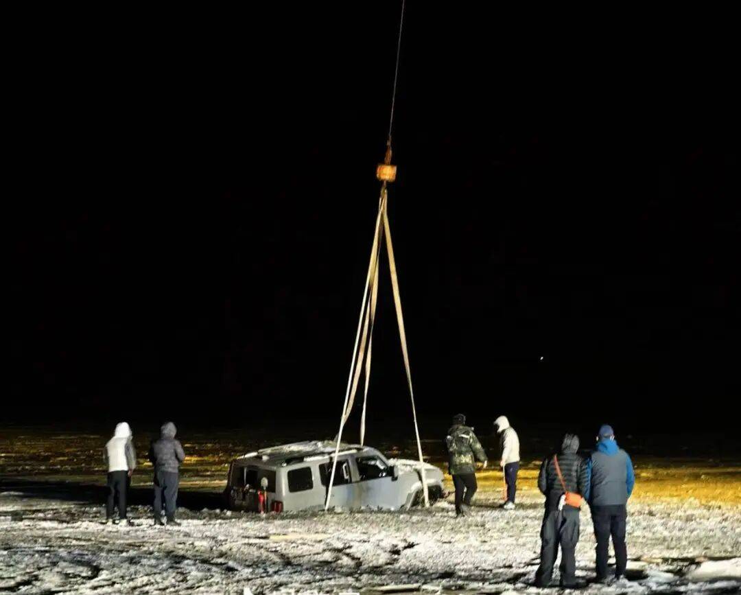 河北一越野车在水库冰面练漂移<strong></p>
<p>bitget官网地址</strong>，冰层突然破裂，车轮落水被冻6小时，找来吊车深夜将车吊出