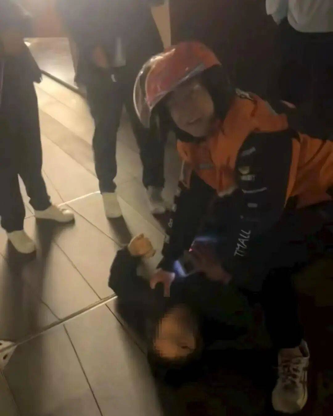 外卖小哥扑倒抢夺珠宝店嫌犯<strong></p>
<p>BitGet官方注册</strong>，嫌犯反问“对你有什么好处”，本人：没啥好处！