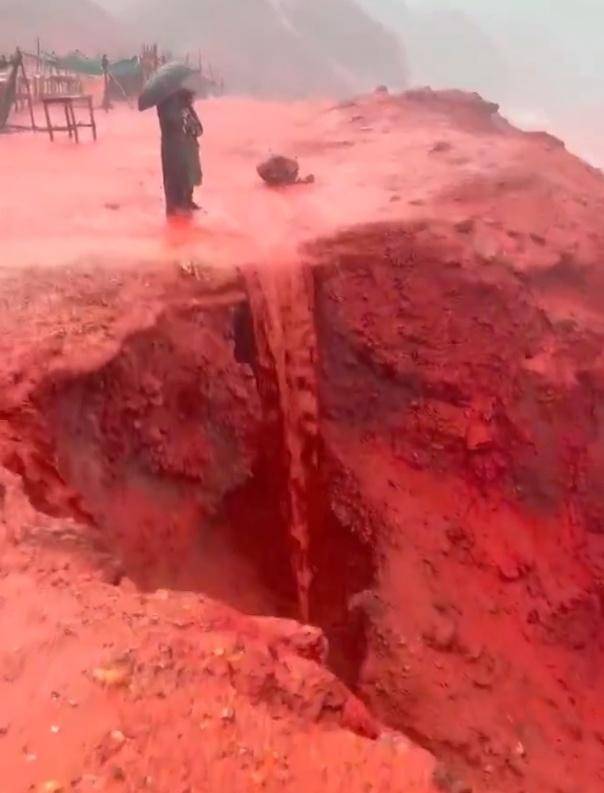 罕见！伊朗霍尔木兹岛遭遇强降雨<strong></p>
<p>bitget交易平台</strong>，部分海域变成“血色海洋”