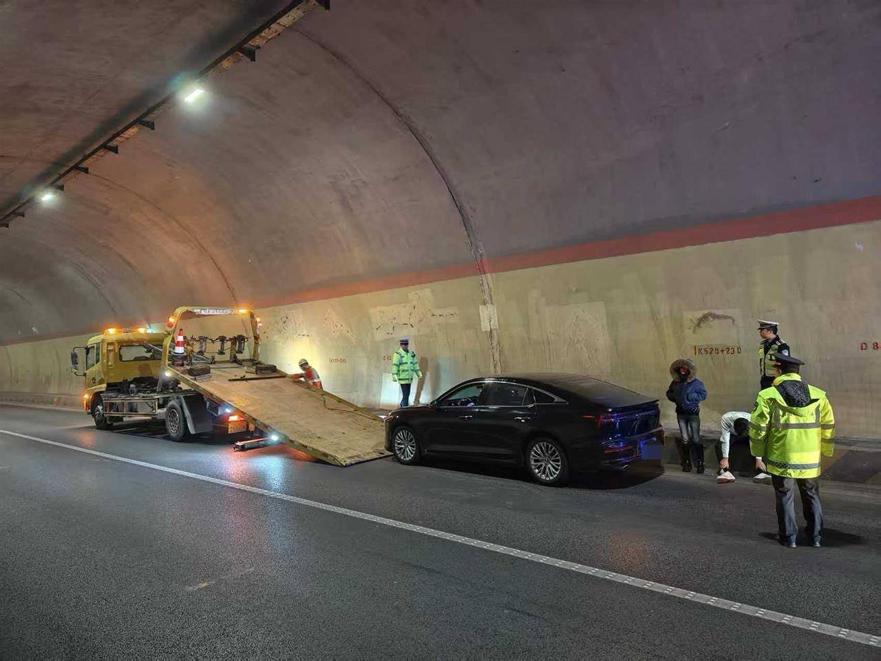 兰海高速一小车定速巡航故障刹车失灵<strong></p>
<p>bitget交易平台</strong>，时速115狂奔490公里直至燃油耗尽，交警开道、路政压阵成功化险