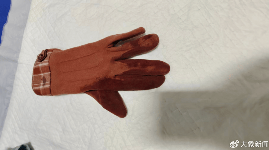 河南一男子街头挥刀乱刺<strong></p>
<p>BitGet交易所官方网站</strong>，被休假女警一脚踢落凶器！女警面部缝合30余针，手套被血浸透