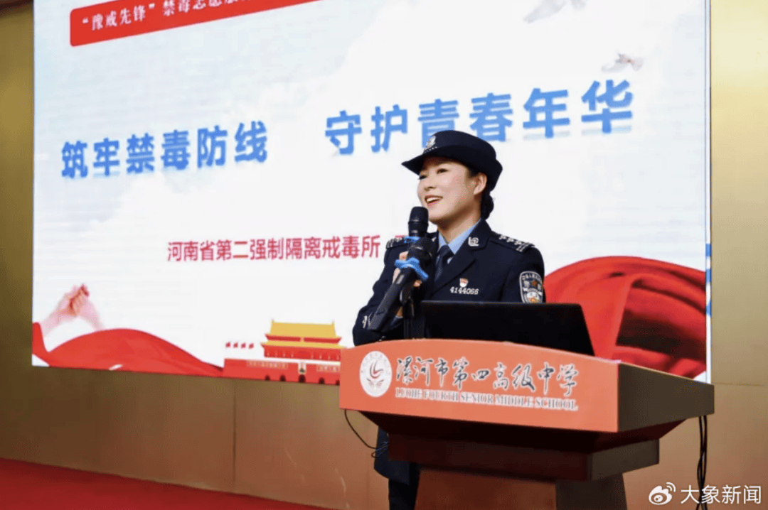 河南一男子街头挥刀乱刺<strong></p>
<p>BitGet交易所官方网站</strong>，被休假女警一脚踢落凶器！女警面部缝合30余针，手套被血浸透