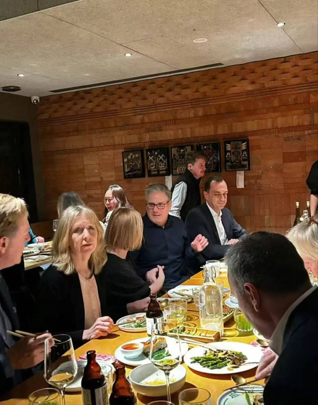 英国首相斯塔默抵达上海<strong></p>
<p>btc价格今日行情</strong>，在参观豫园时体验了沪上名点蝴蝶酥