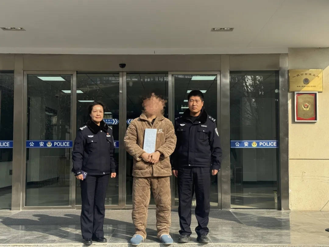 男子网购椅子多出一块15公斤价值40余万元的银板<strong></p>
<p>btc美元</strong>，民警细致排查后查明原因