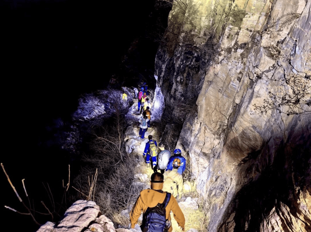 4名博士生在京爬野山迷路<strong></p>
<p>btc usd</strong>，都是徒步新手，只带了一部照明装备……18名蓝天队员救援3个多小时