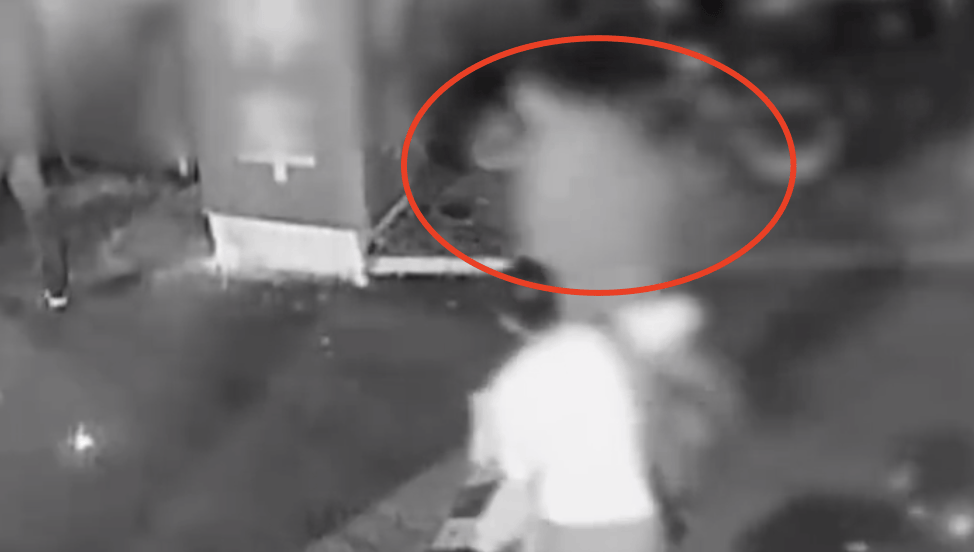 男子停车场随地小便被制止，恼羞成怒飞踹管理员致自己骨折，索赔18万余元，法院判了