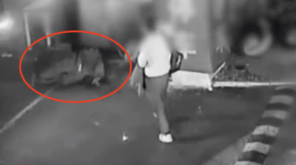 男子停车场随地小便被制止<strong></p>
<p>btc实时价格</strong>，恼羞成怒飞踹管理员致自己骨折，索赔18万余元，法院判了