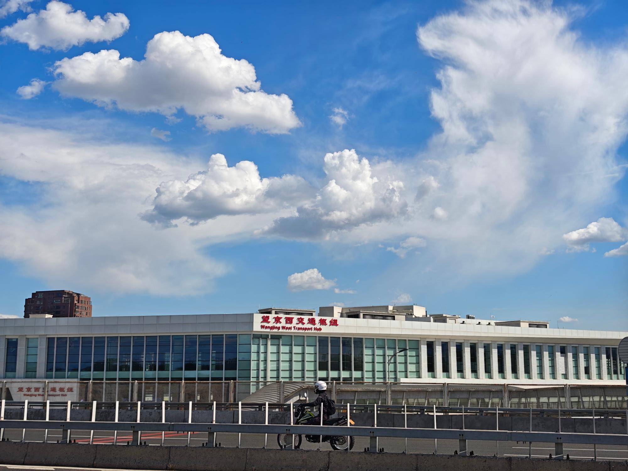 出现“雨幡”奇景<strong></p>
<p>btc实时价格</strong>，北京今天的云像“天空之城”