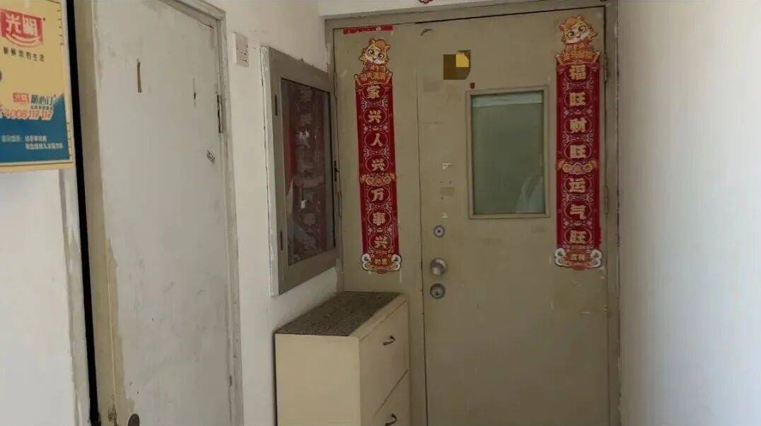 “我家的窗户被包进邻居家<strong></p>
<p>btc币价格</strong>，根本没法开窗”，上海一居民投诉公共区域被占，多部门回应难认定