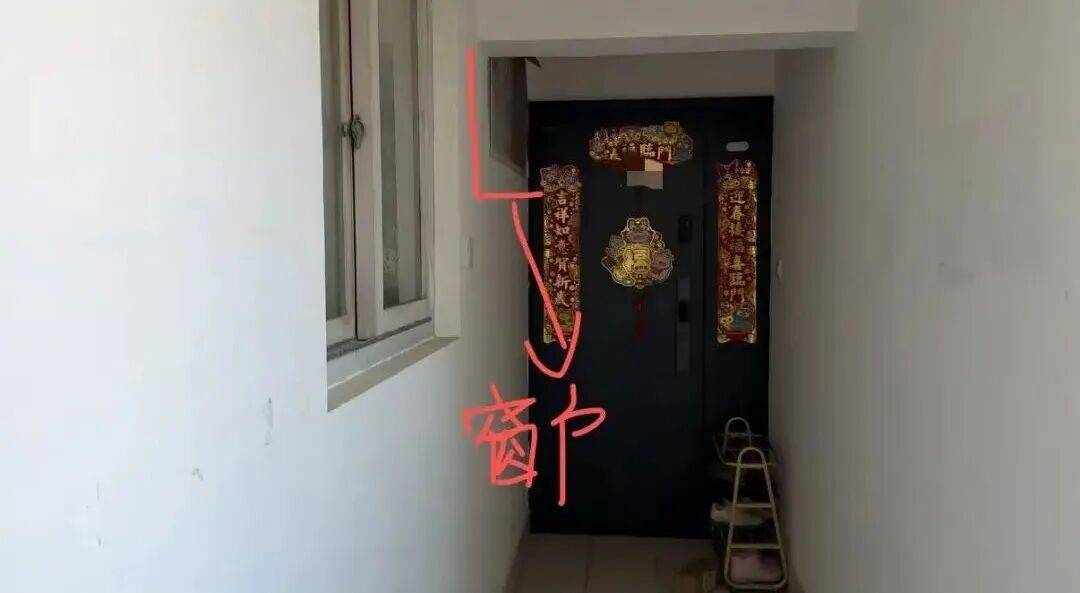 “我家的窗户被包进邻居家<strong></p>
<p>btc币价格</strong>，根本没法开窗”，上海一居民投诉公共区域被占，多部门回应难认定